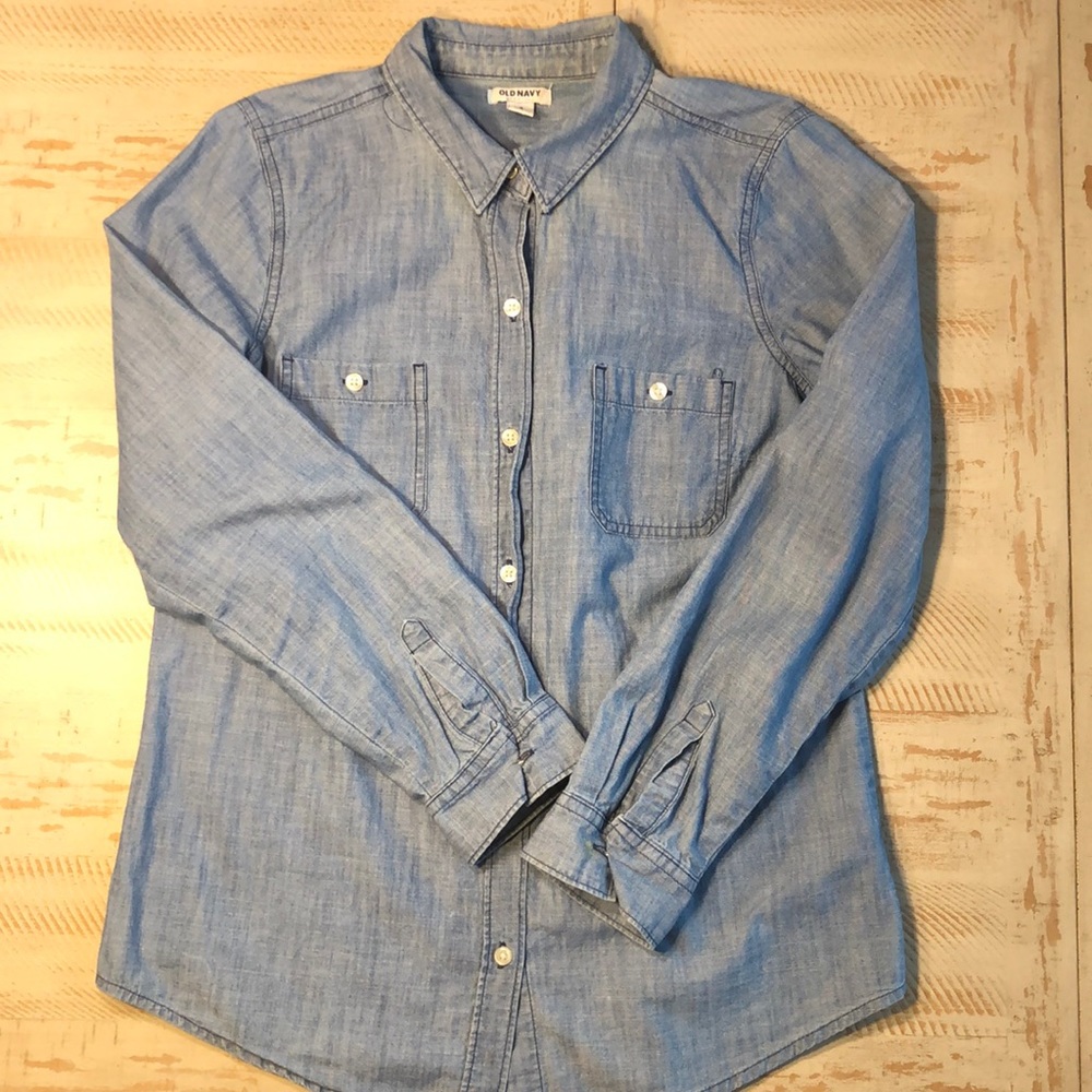 Old Navy light denim long sleeve button up shirt, size M, good condition